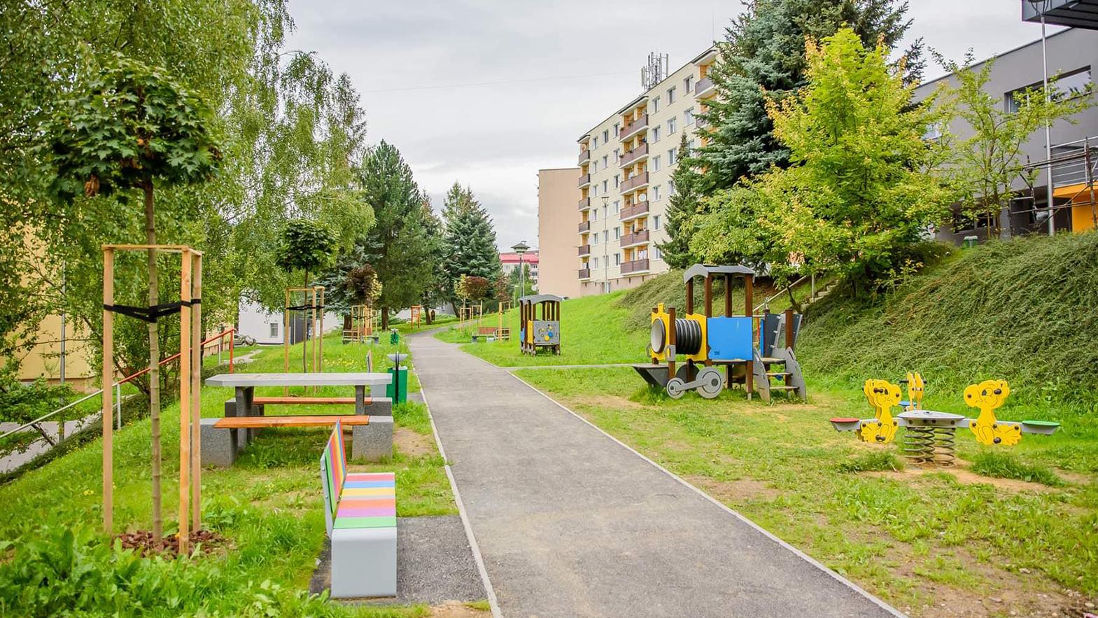 Vnútroblok na Mierovej a Odbojárov zrevitalizovali za vyše 100 000 eur