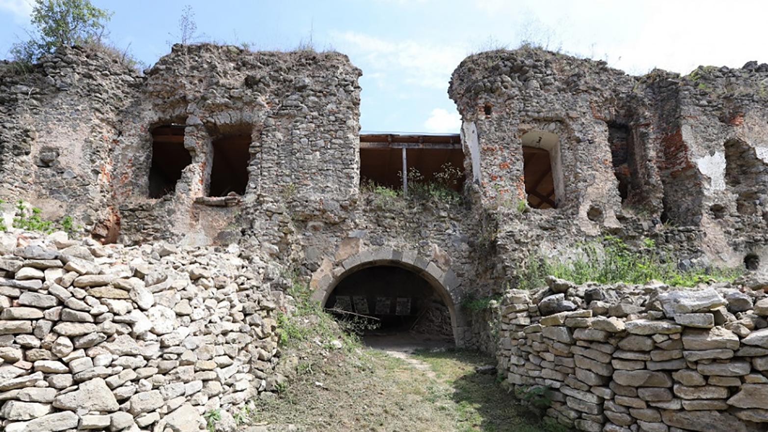 Sezóna na hrade Čabraď bola v znamení obnovy portálu jednej zo vstupných brán