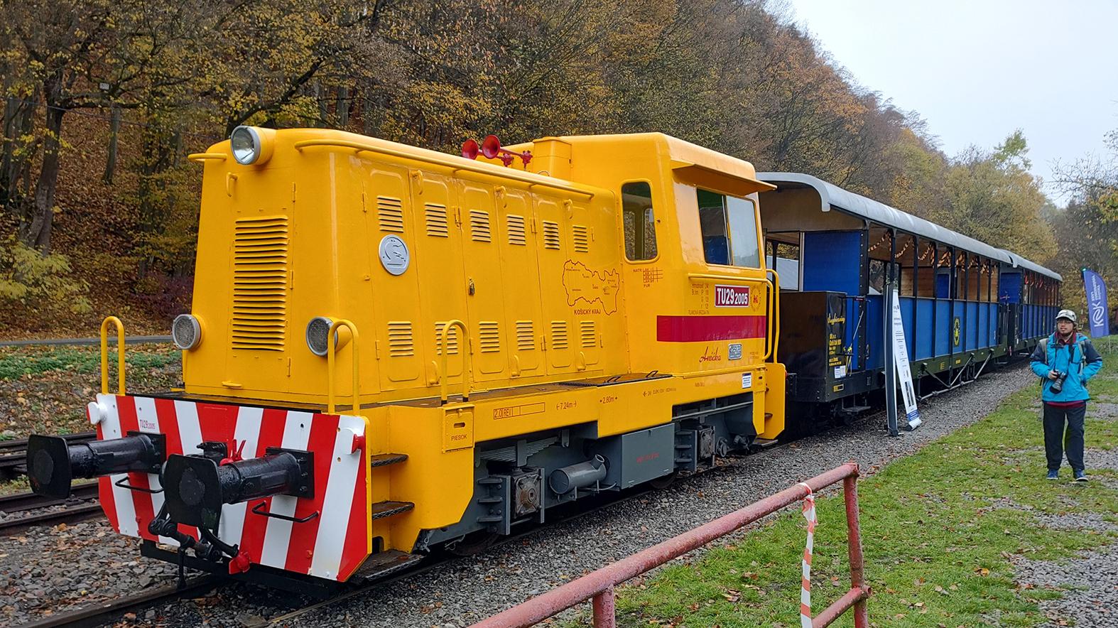 Na detskej železnici predstavili nový rušeň s výletnými vozňami