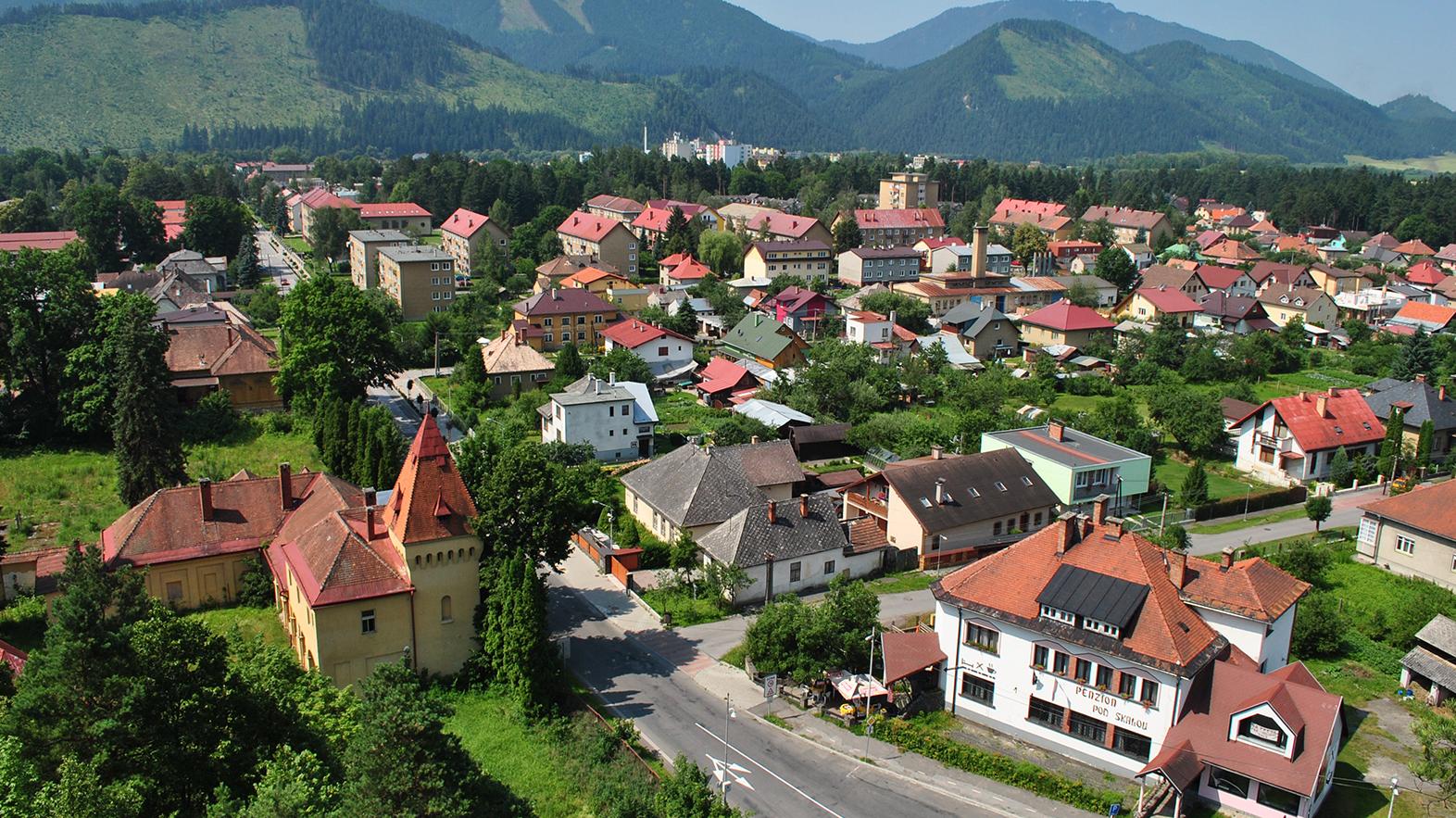 Problémovú lokálnu cestu odvodnia, opravili aj vozovku k cintorínu