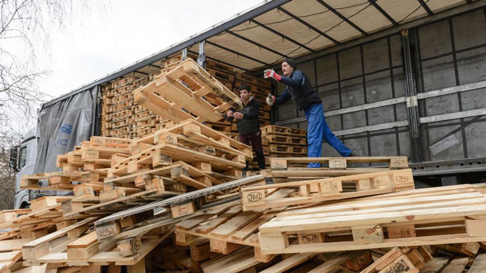 Colný úrad Michalovce ponúka bezodplatne palety na humanitárne účely