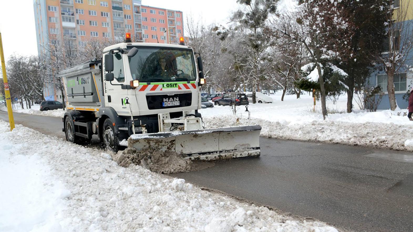 Zimnú údržbu v kraji zabezpečia aj nové stroje, posypovej soli je dostatok