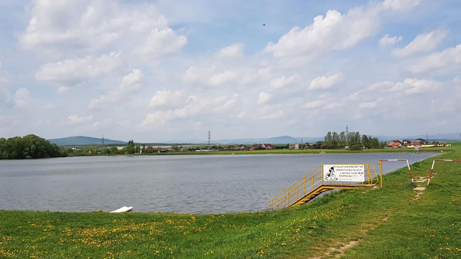 Pri vodnej nádrži Ľadovo vzniká nové inkluzívne detské ihrisko