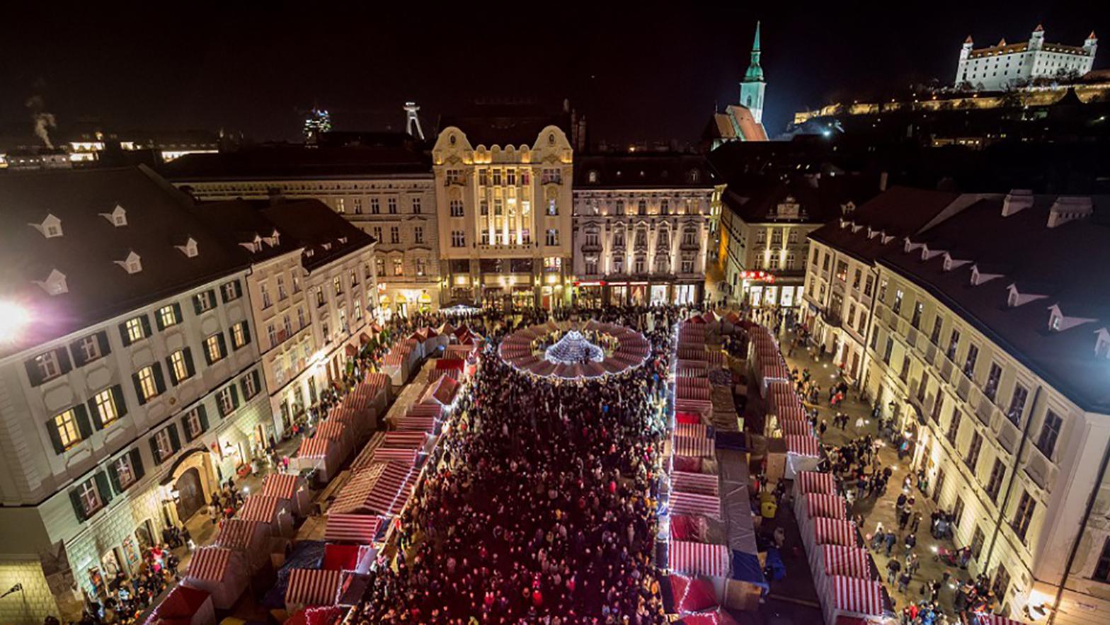 Na Hlavnom i Hviezdoslavovom námestí sa oficiálne začnali vianočné trhy