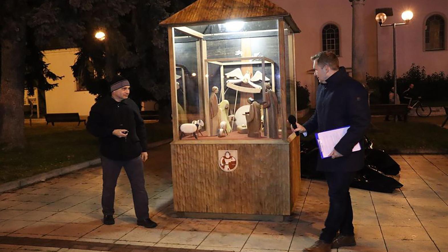 V meste inštalovali unikátny drevený pohyblivý betlehem 