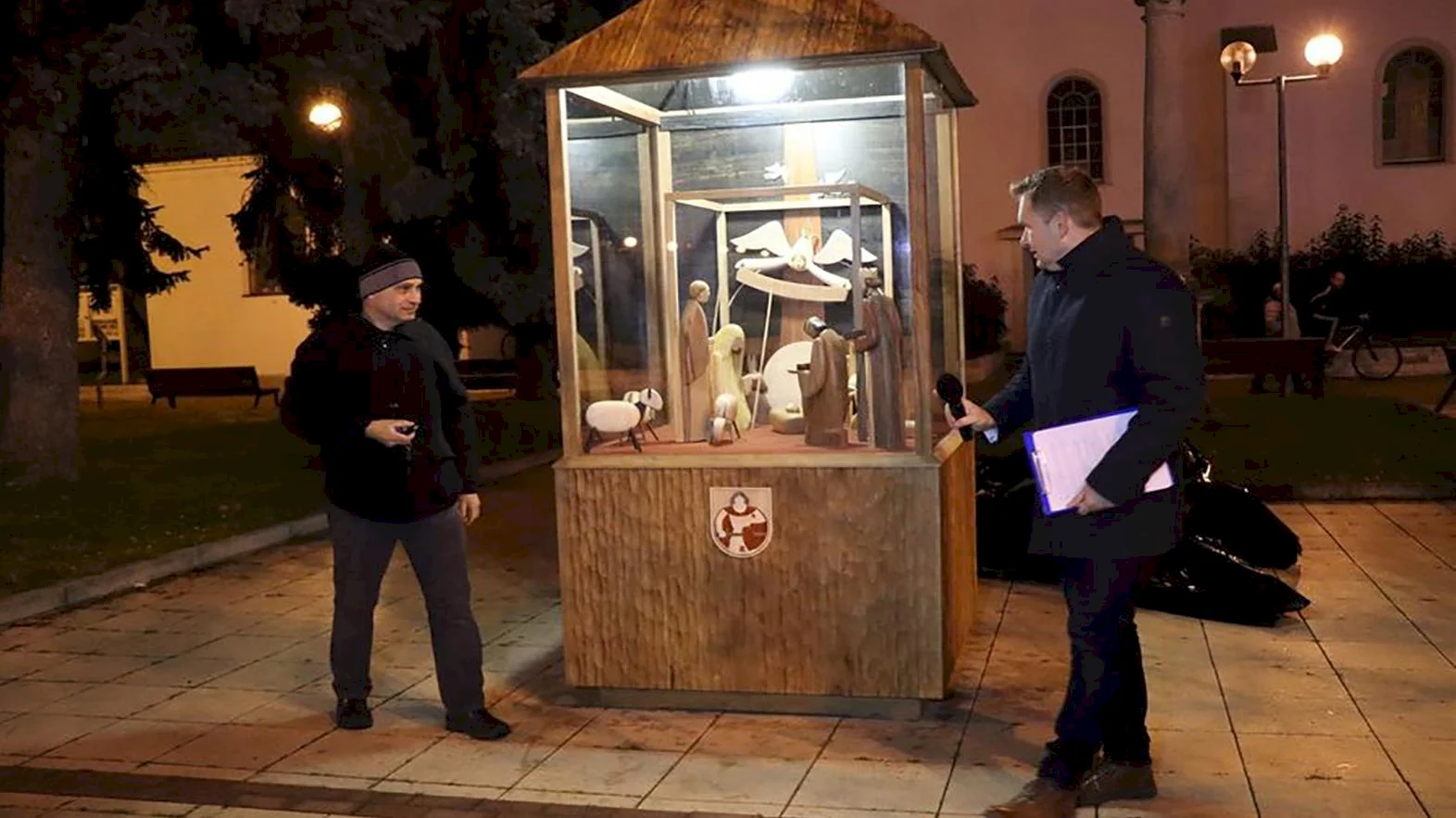 V meste inštalovali unikátny drevený pohyblivý betlehem