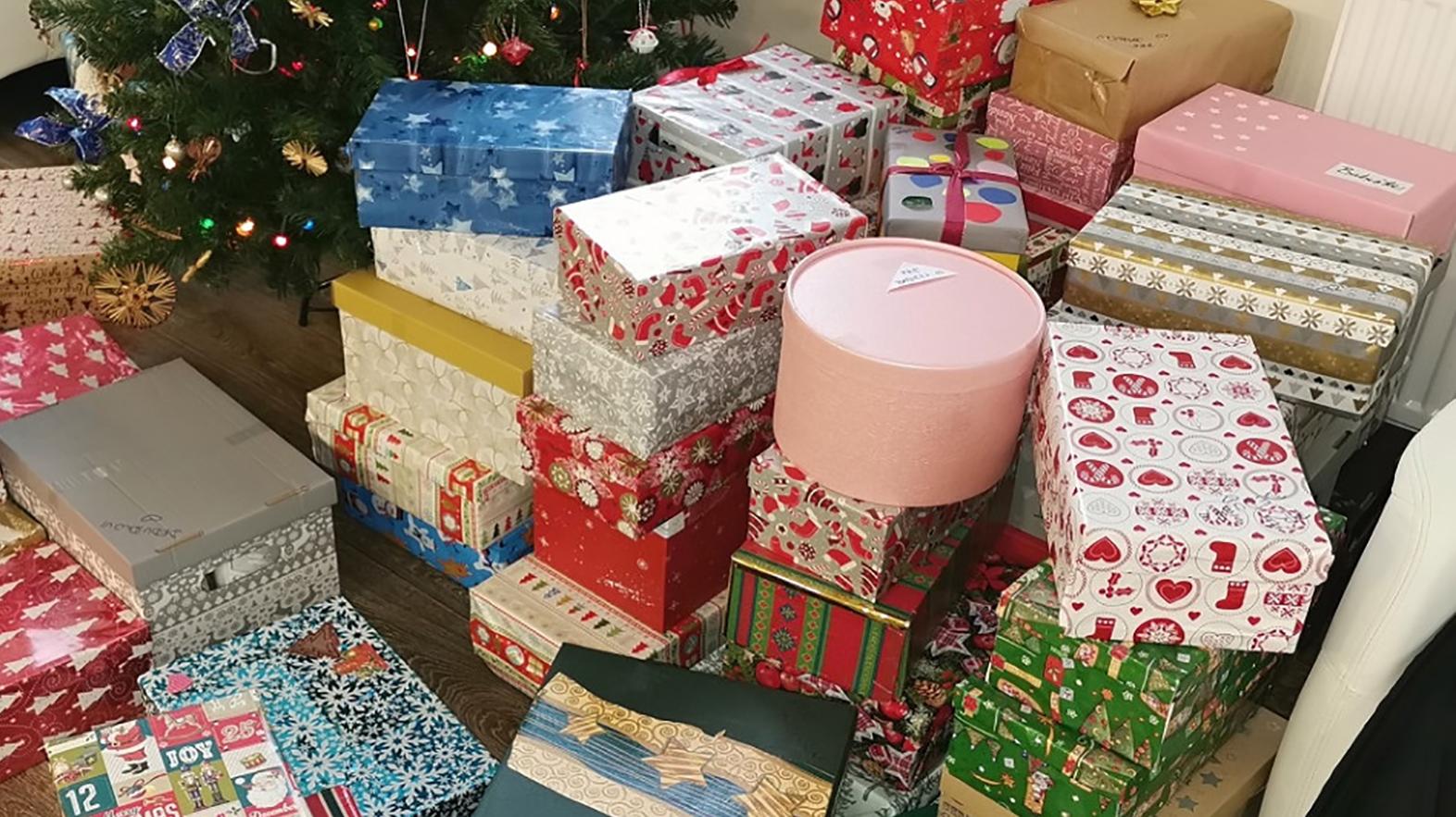 Osamelých seniorov v meste i v okolí poteší 787 škatúľ s darčekmi