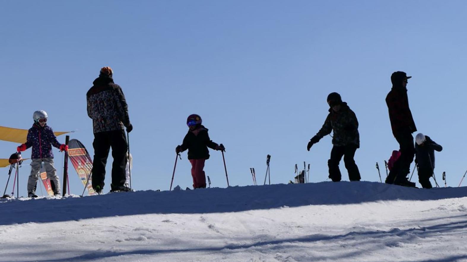 Na Donovaly, Šachtičky a na Skalku budú opäť premávať skibusy