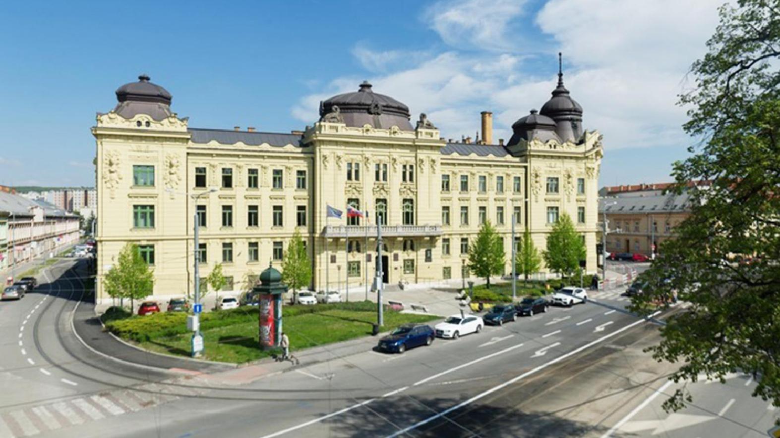 Znížený príjem sa odrazí na vyšších cenách za internáty či obedy v školách