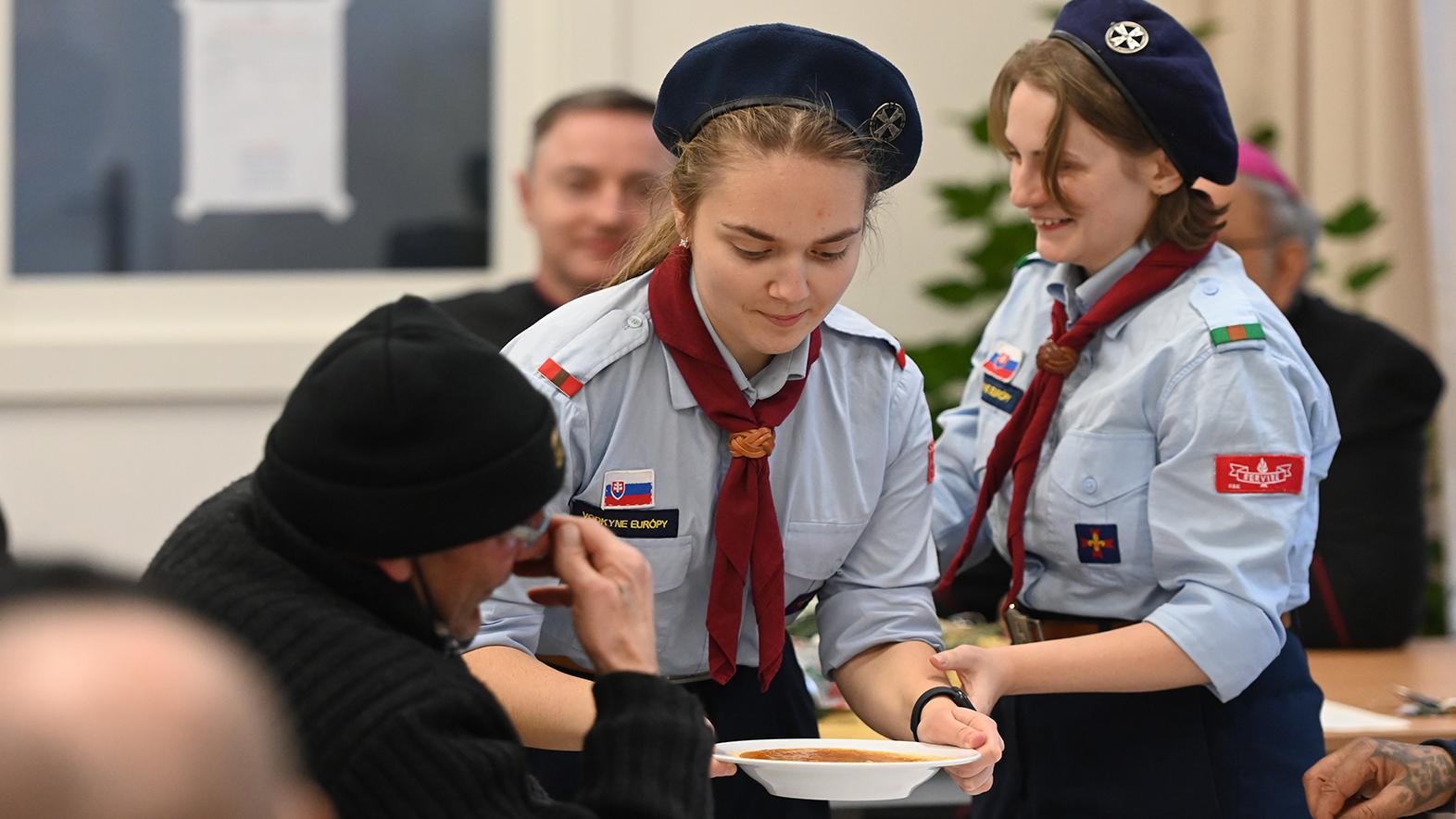Vianočnú večeru pre ľudí bez domova pripravili charita a mesto