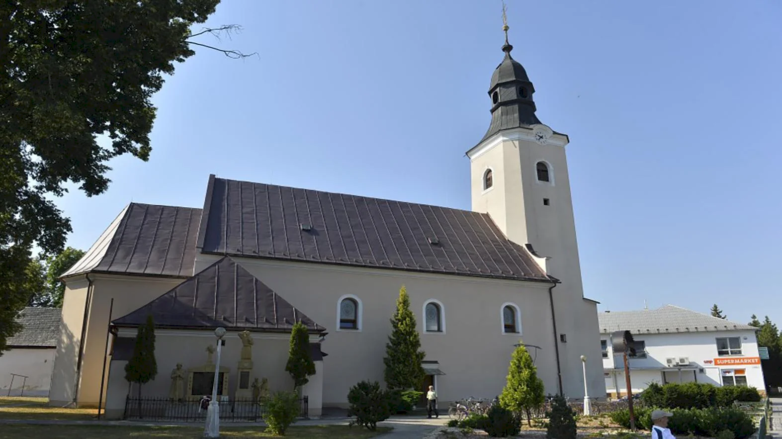 Vodozádržné opatrenia v Beluši zmenia vzhľad i funkčnosť priestoru pred úradom