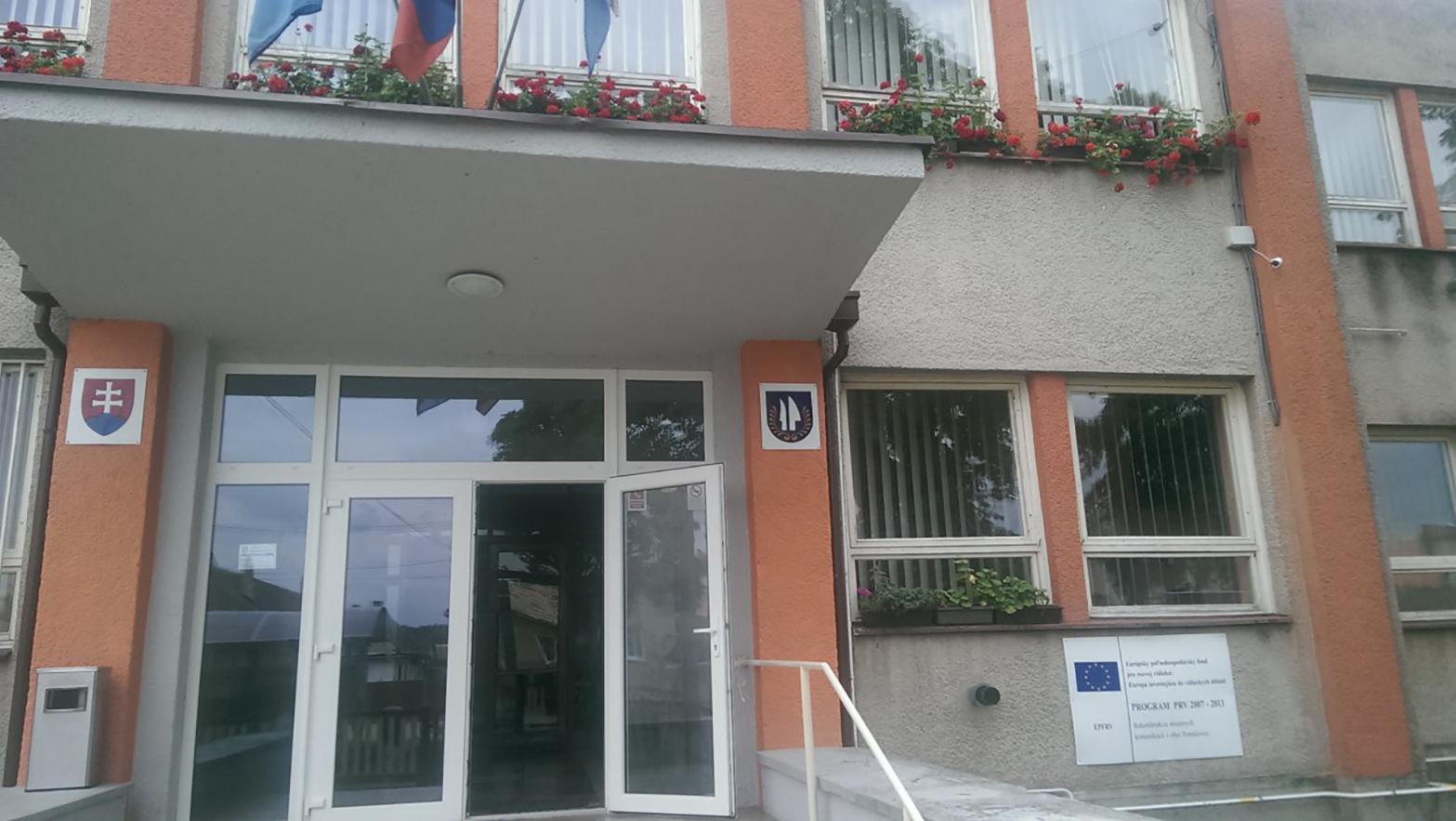 Na obnovu vnútrobloku medzi bytovkami získala obec vyše 300 000 eur