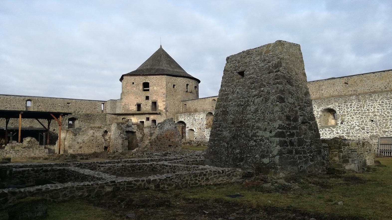 Na obnove kláštora sa aktuálne podieľa 26 nezamestnaných