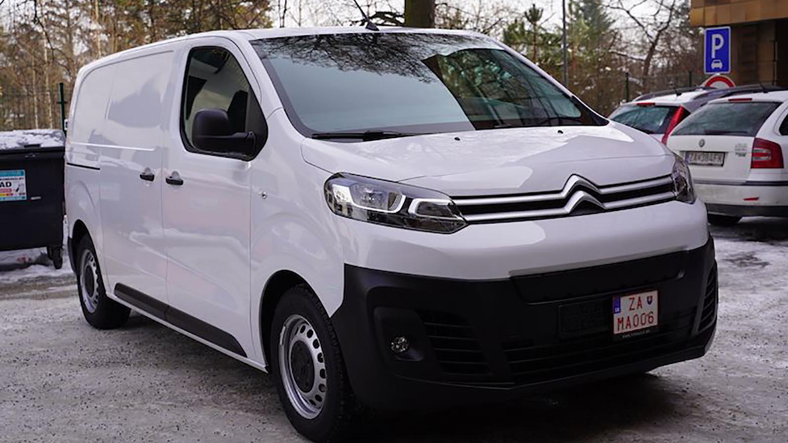 Obedy pre seniorov budú v meste rozvážať na nových elektromobiloch