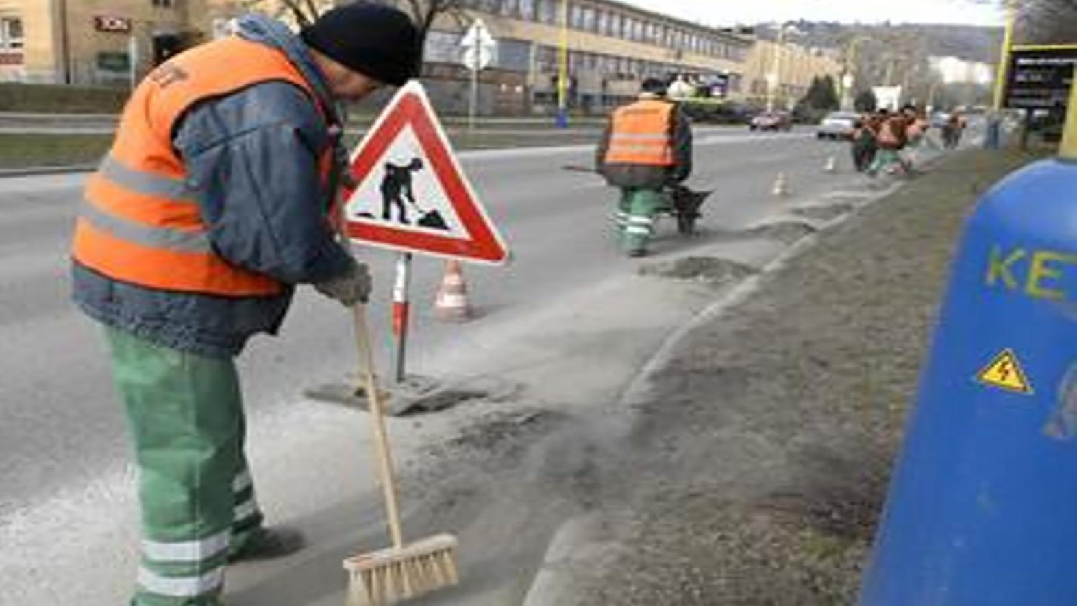 V meste začali s čistením ciest a chodníkov od posypového materiálu