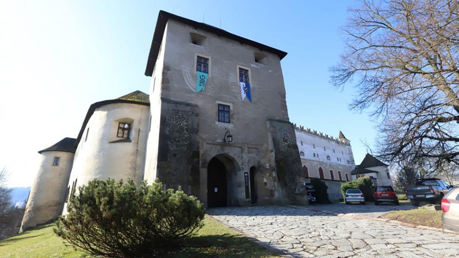 Vstup do zámku obmedzia, opravia kanalizáciu a vykoná sa archeoprieskum