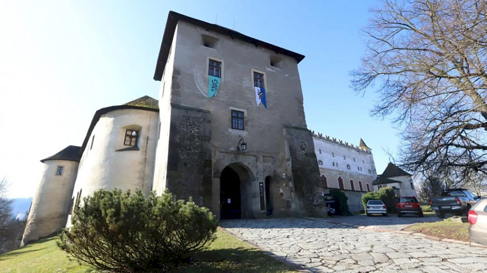 Vstup do zámku obmedzia, opravia kanalizáciu a vykoná sa archeoprieskum