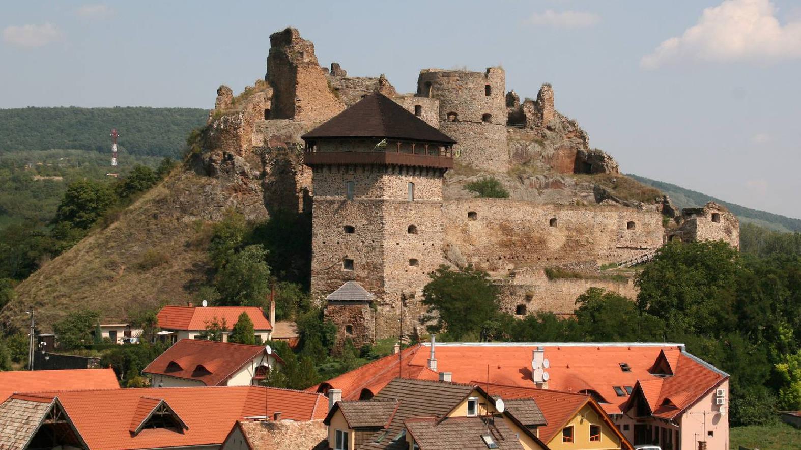 Turistickú sezónu na Fiľakovskom hrade otvoria výstavou venovanou plagátom