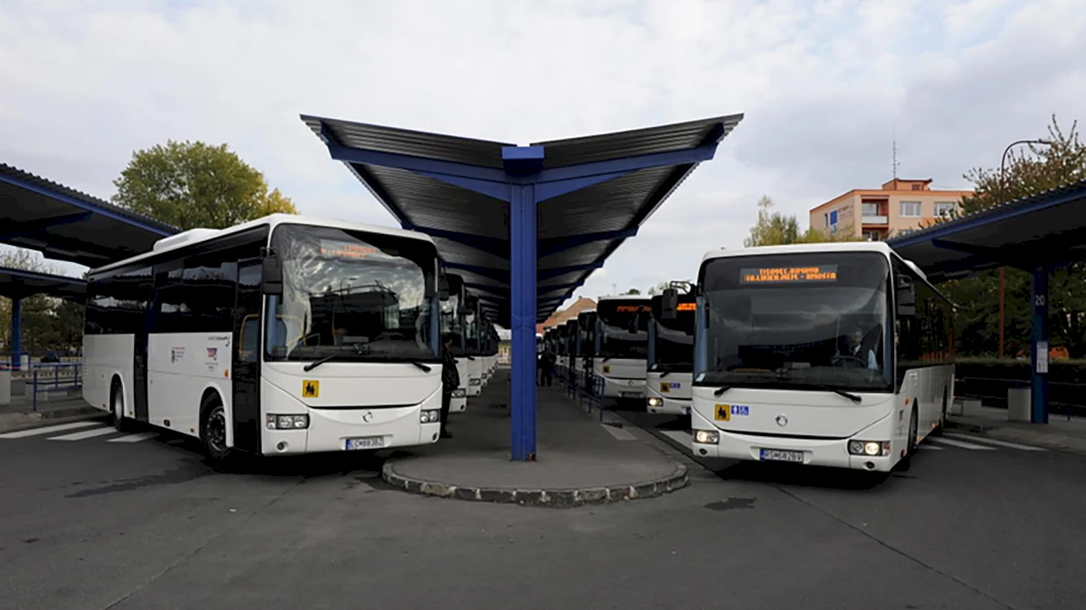 Mesto pristúpilo k rušeniu autobusových spojov a zvýšeniu cestovného