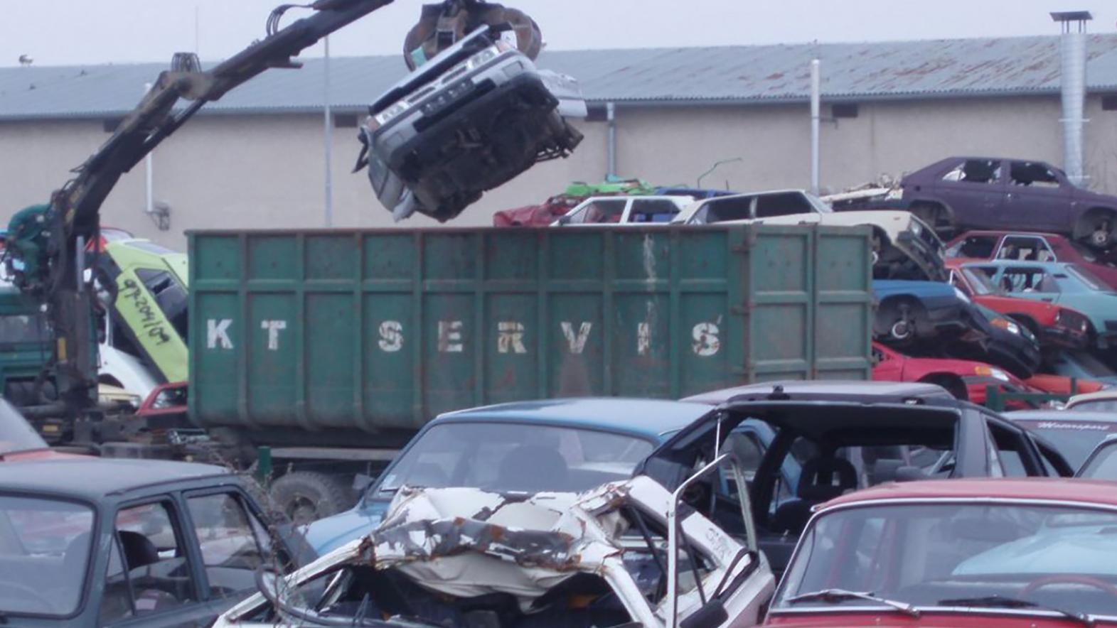Z mestských ulíc sa za dva roky podarilo odstrániť 50 autovrakov