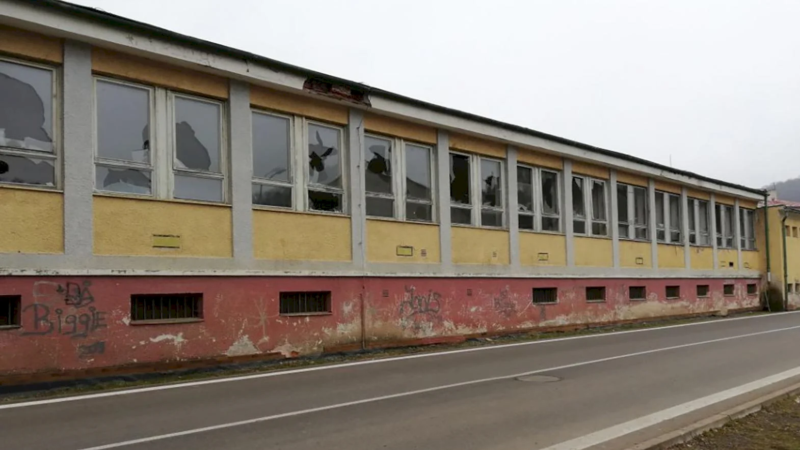 Budova bývalej školskej jedálne pri strednej škole je stále na predaj