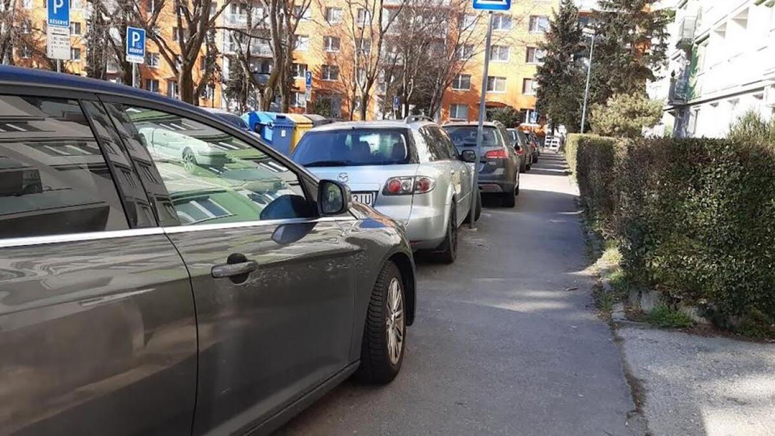 Zvolen sa pripravuje na spustenie zákazu parkovania na chodníkoch