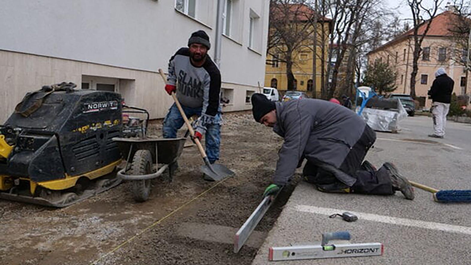 Rozsiahla obnova ciest a chodníkov pokračuje, niektoré dokončia v lete