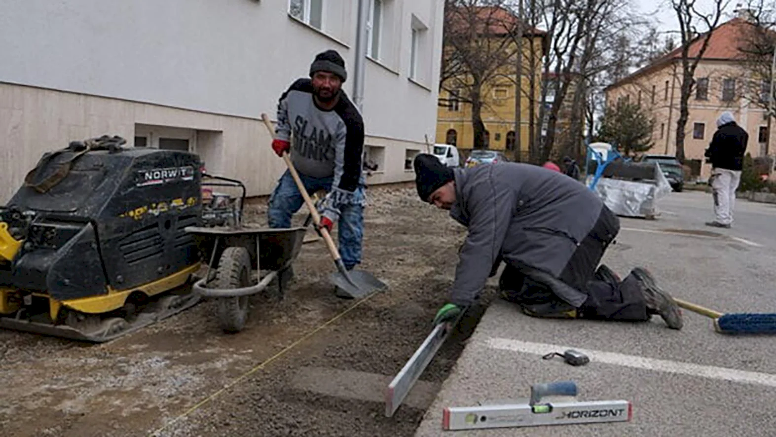 Rozsiahla obnova ciest a chodníkov pokračuje, niektoré dokončia v lete