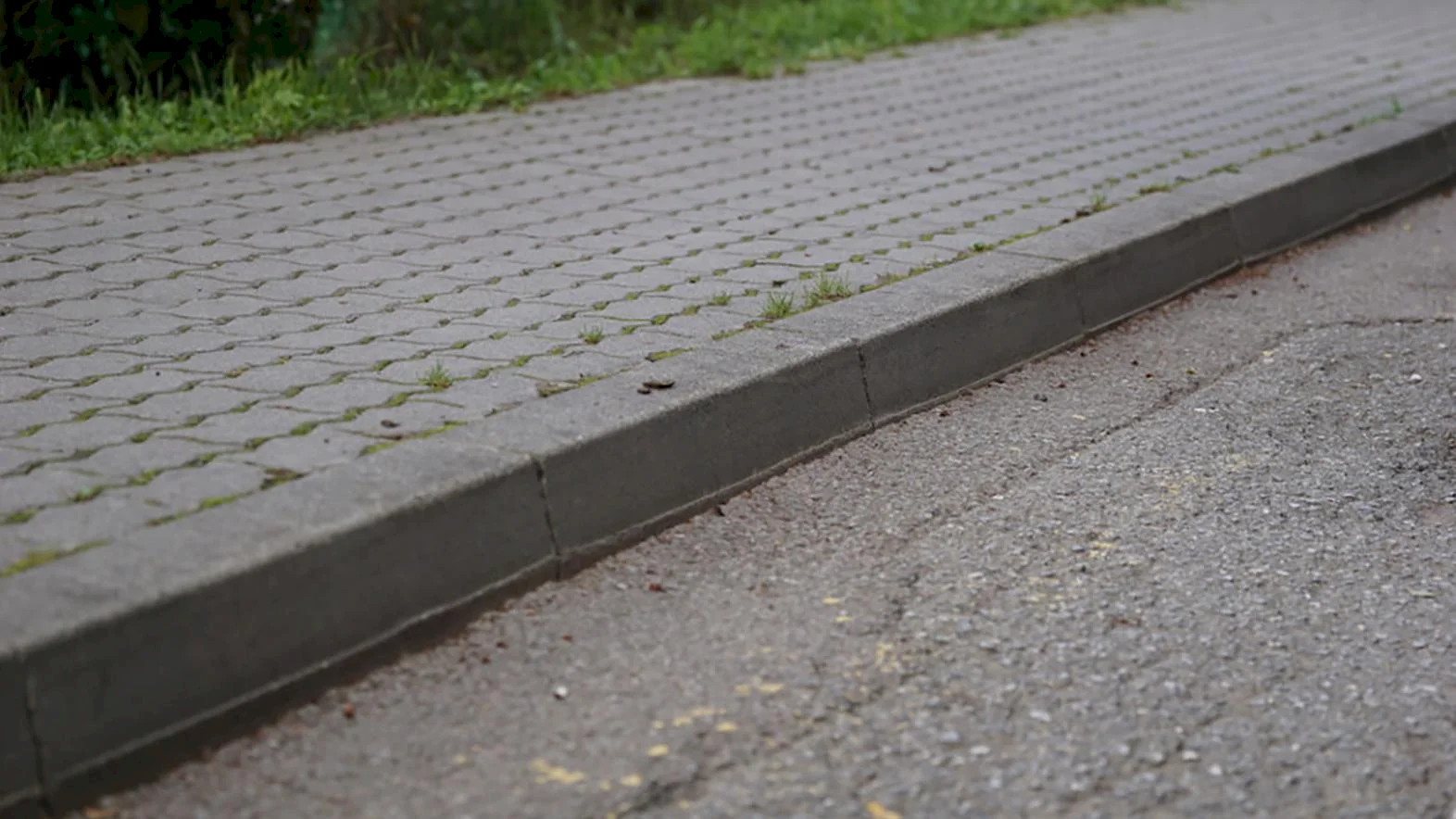 V rómskej osade dobudujú a obnovia cesty a chodníky, obec získala NFP