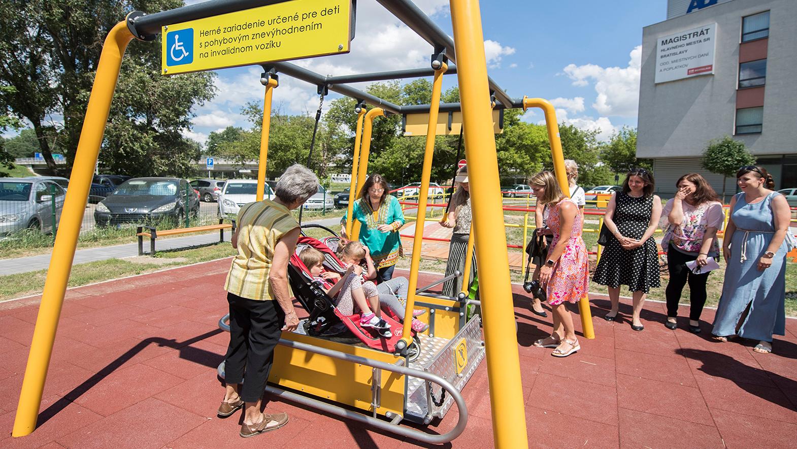 V novom parku Rodinka sa plnohodnotne zahrajú i zdravotne postihnuté deti