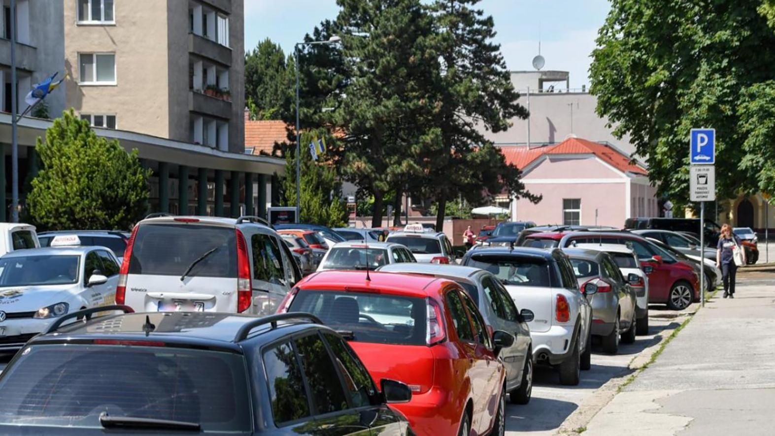 Mesto pripravuje novú parkovaciu politiku, dá prednosť domácim