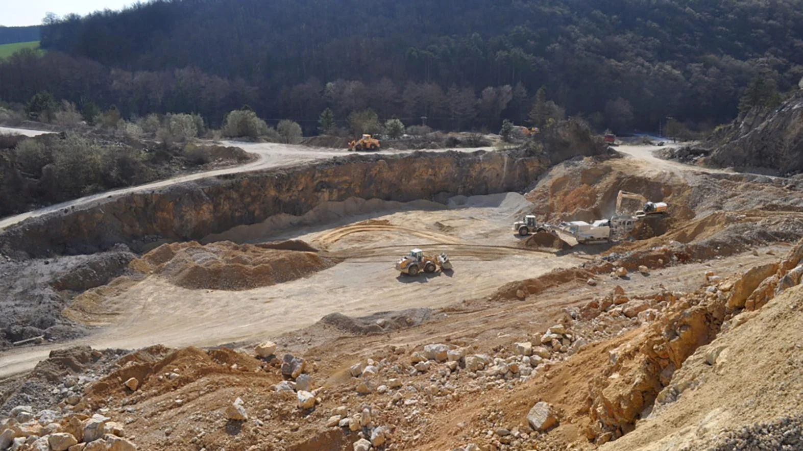 Dechtičania sú proti zvýšeniu množstva uloženého materiálu do vyťaženého lomu