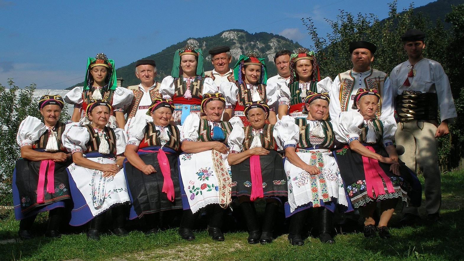 V izbe tradícií vystavujú aj originálne kroje s typickou šnorkou