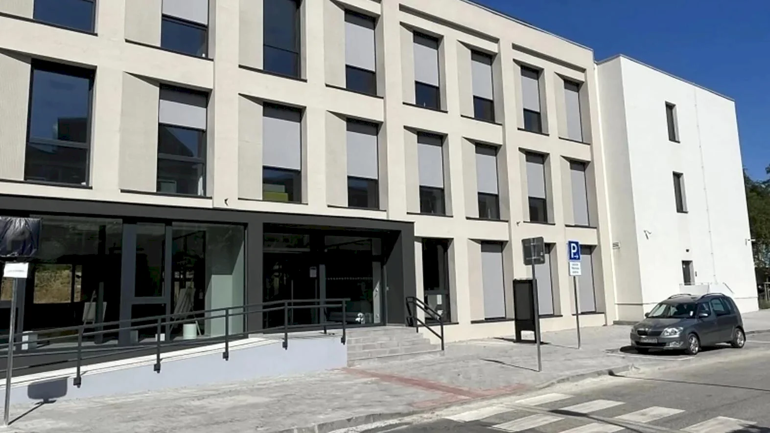 Mestský úrad sa presťahoval do nových priestorov bývalej školy