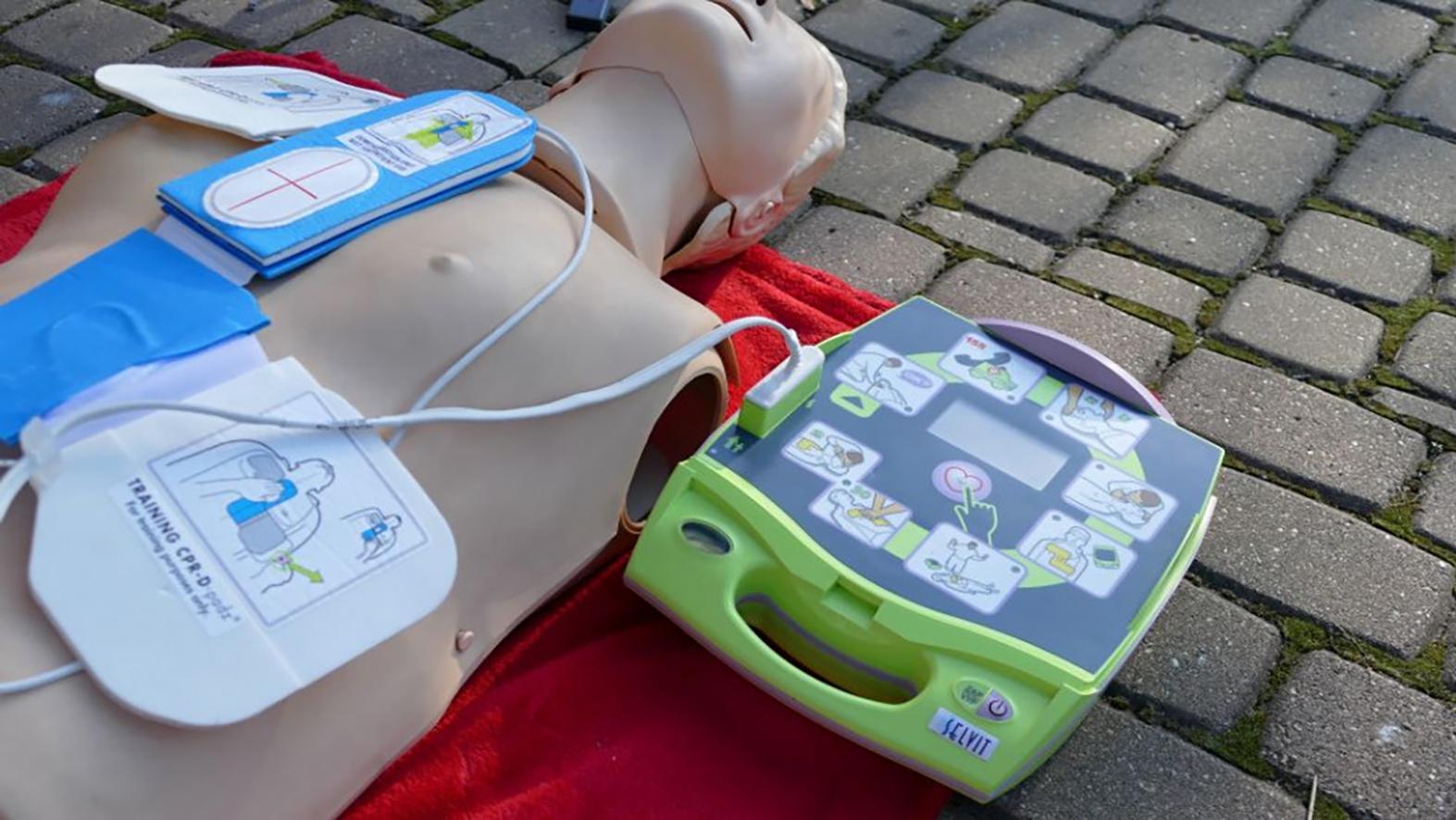 Povinnosť obce, ktorá má viac ako 500 obyvateľov, zabezpečiť defibrilátor