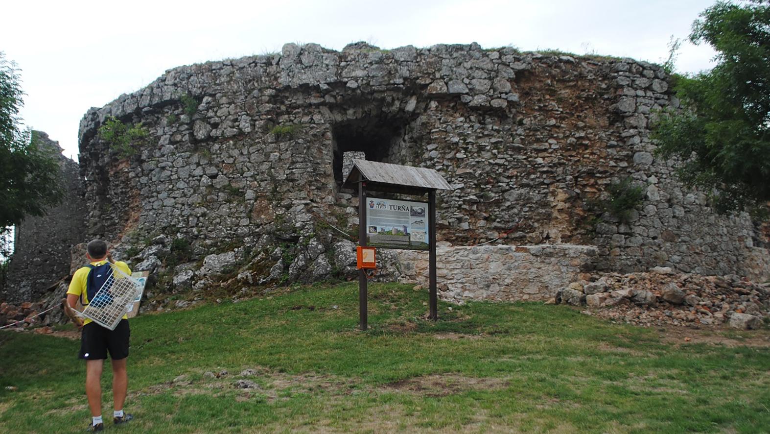 Práce na obnove Turnianskeho hradu pokračujú, vyniesť piesok môžu aj turisti