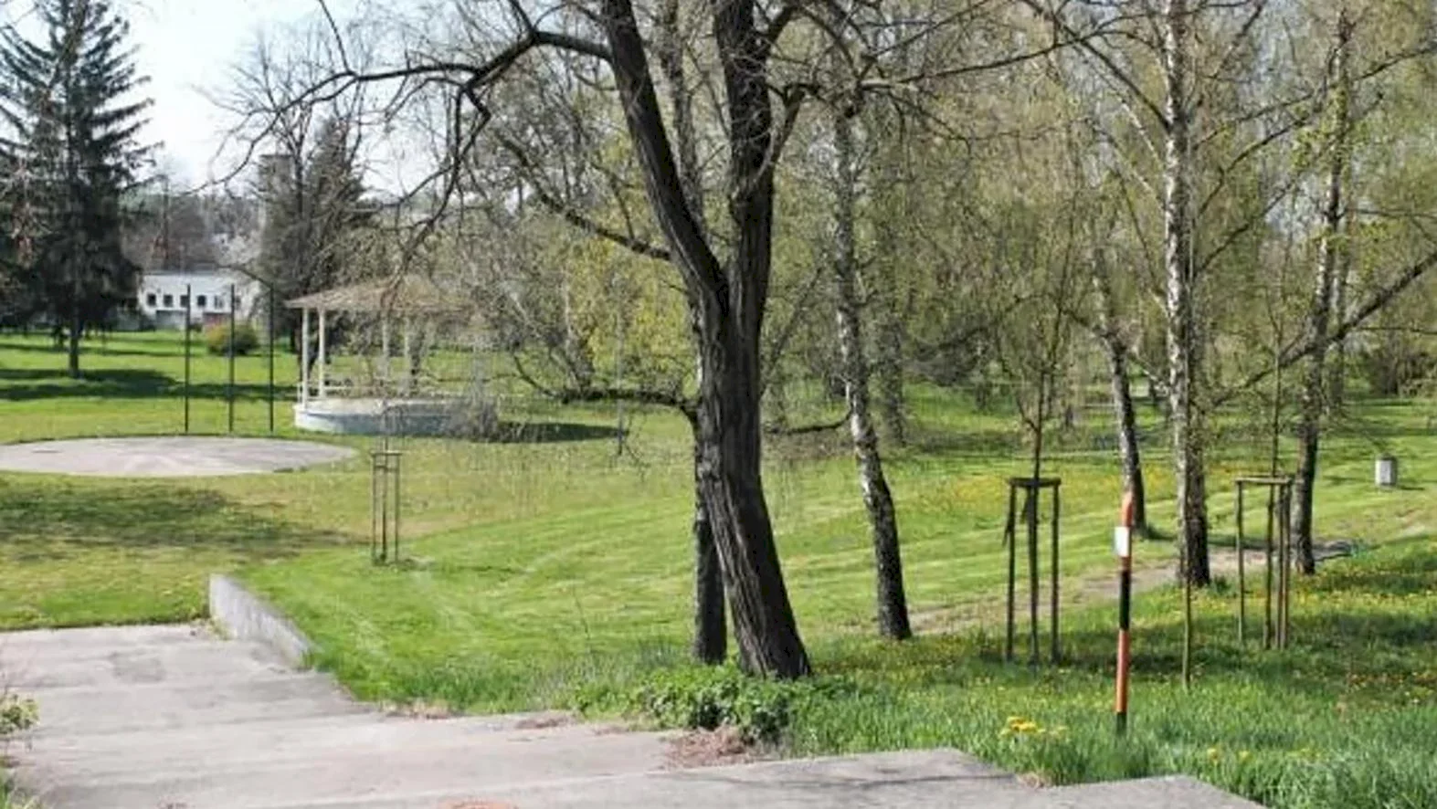 Samospráva Bánoviec nad Bebravou chce zabezpečiť revitalizáciu mestského parku