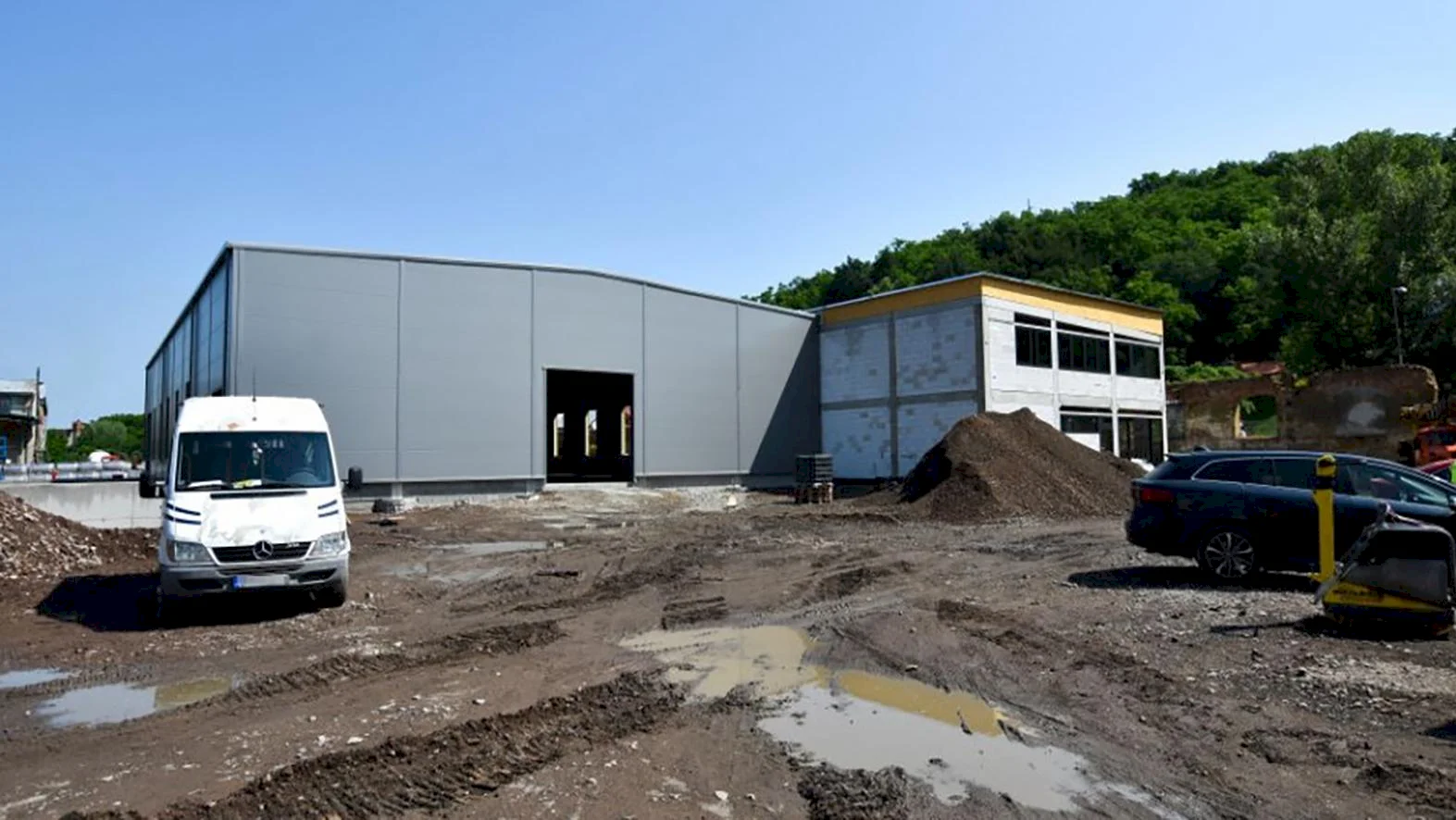 Výstavba výrobnej haly si vyžiadala práce navyše za asi 124 000 eur