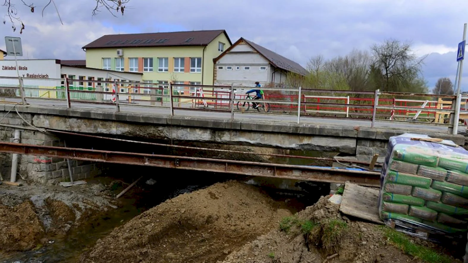 V Raslaviciach prešiel opravou most aj časť vozovky za viac ako 214 600 eur