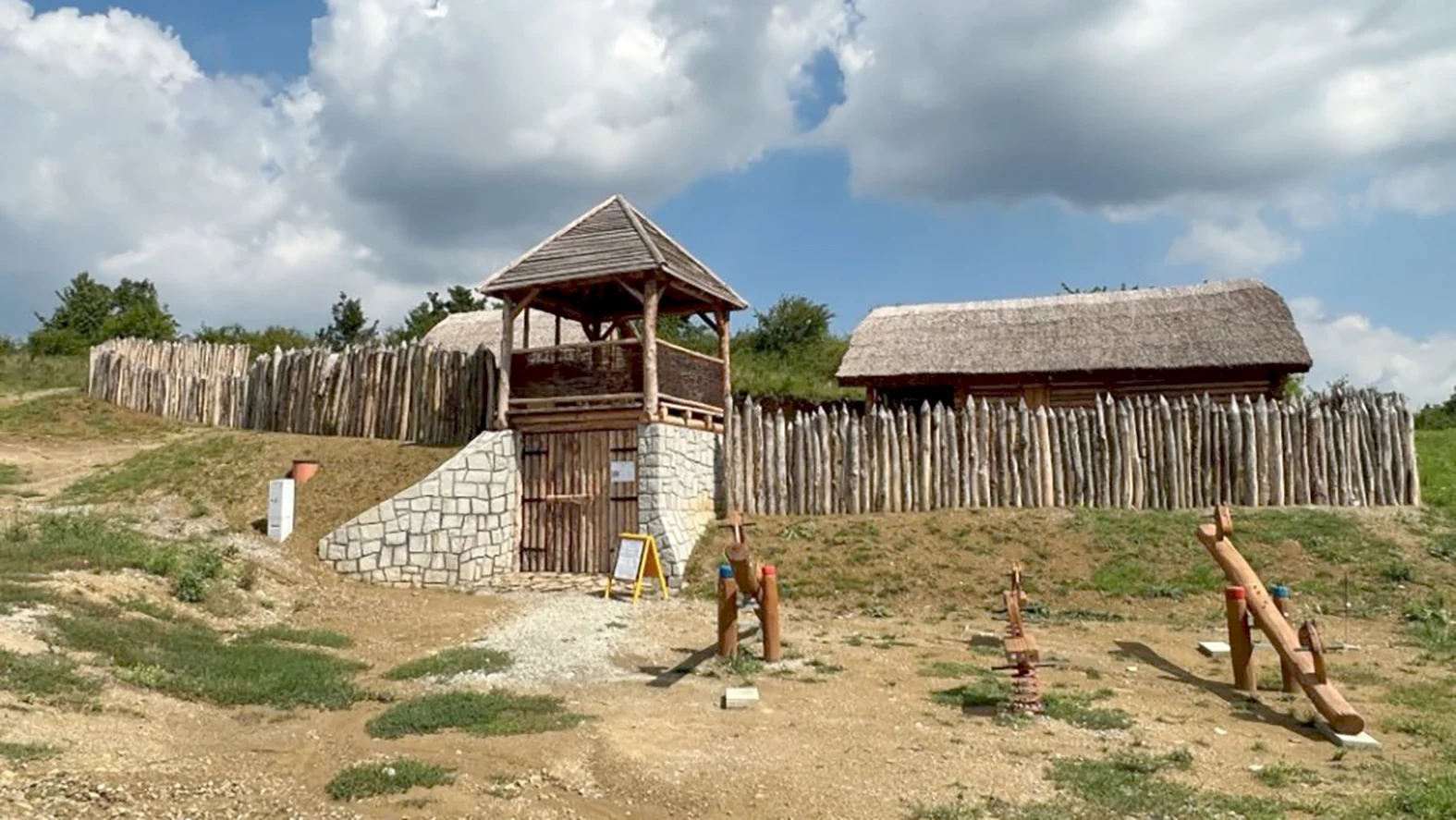 Mesto Veľký Šariš finišuje s prácami na výstavbe archeoparku pod hradom