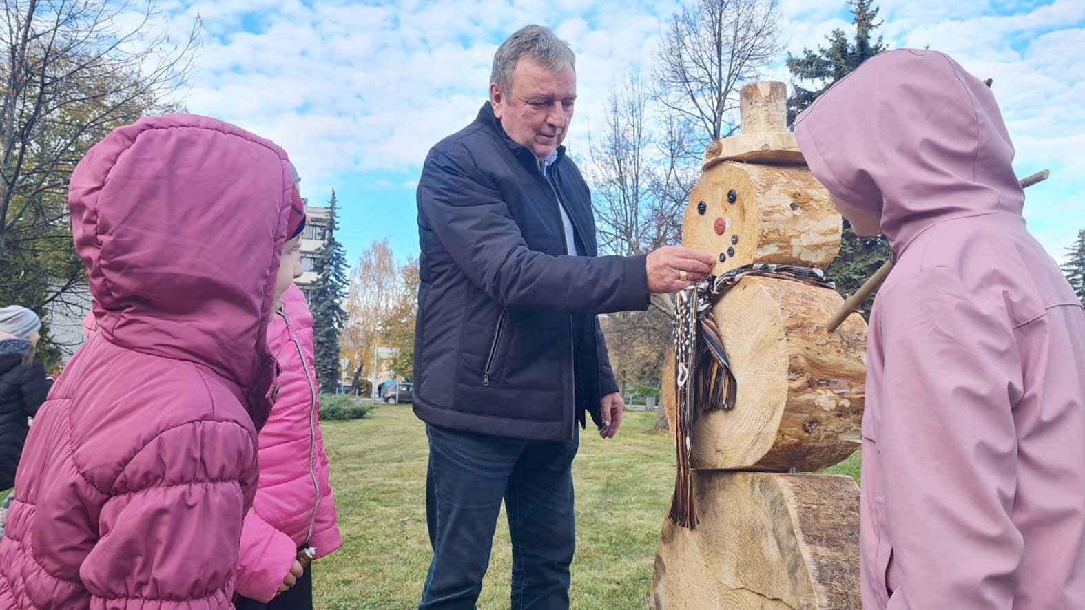 Park pred úradom zdobia ekologickí snehuliaci zo smrekového dreva