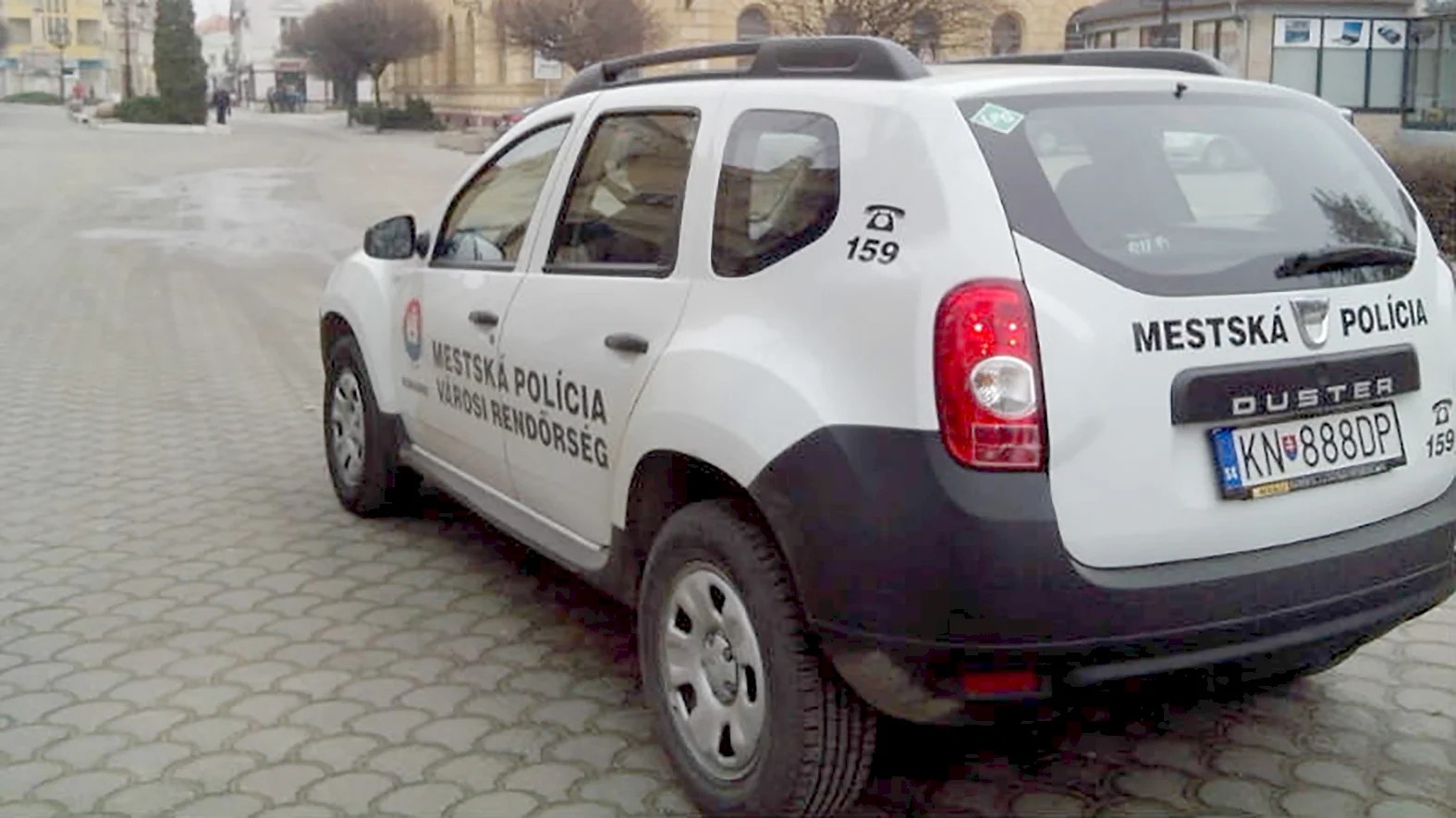 Autá mestskej polície v Komárne budú vybavené defibrilátormi