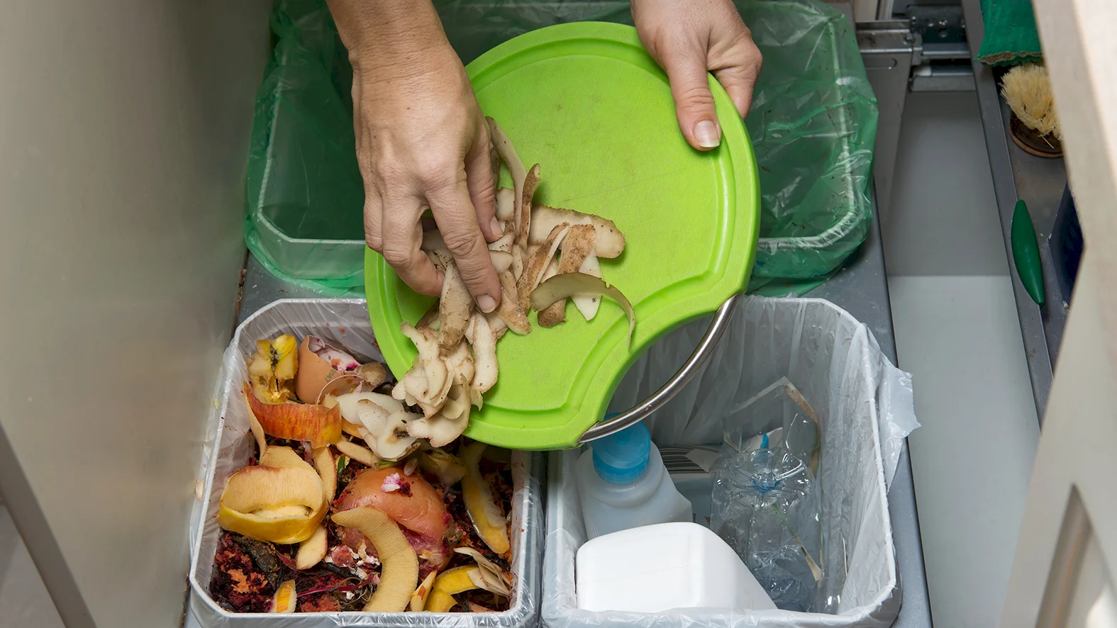 Polovica odpadu slovenských domácností sa recykluje, stále však 39 % skládkujeme
