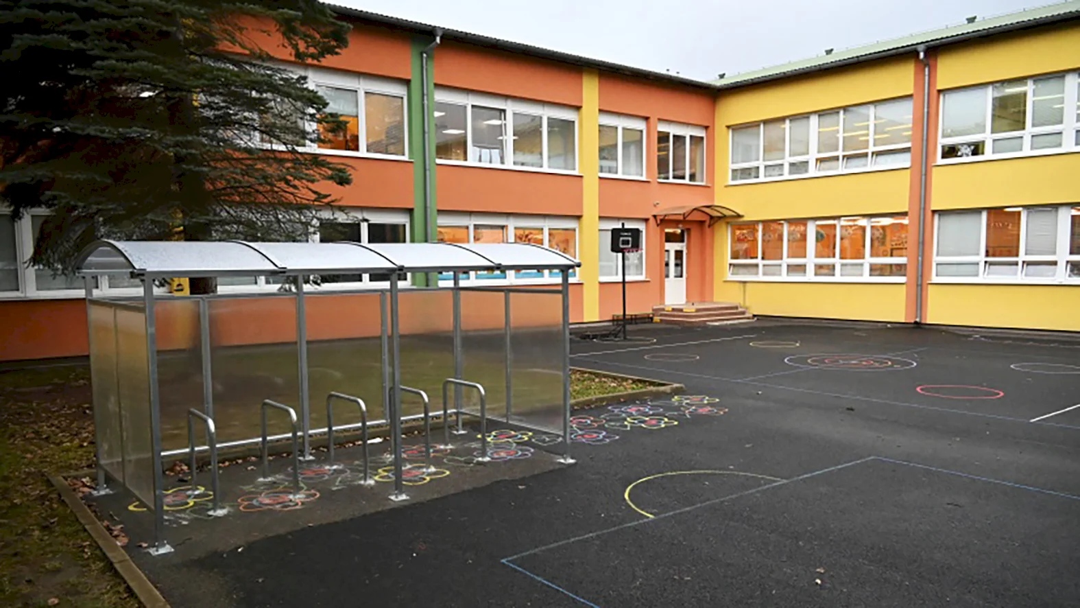 Pri štyroch základných školách pribudli cykloprístrešky