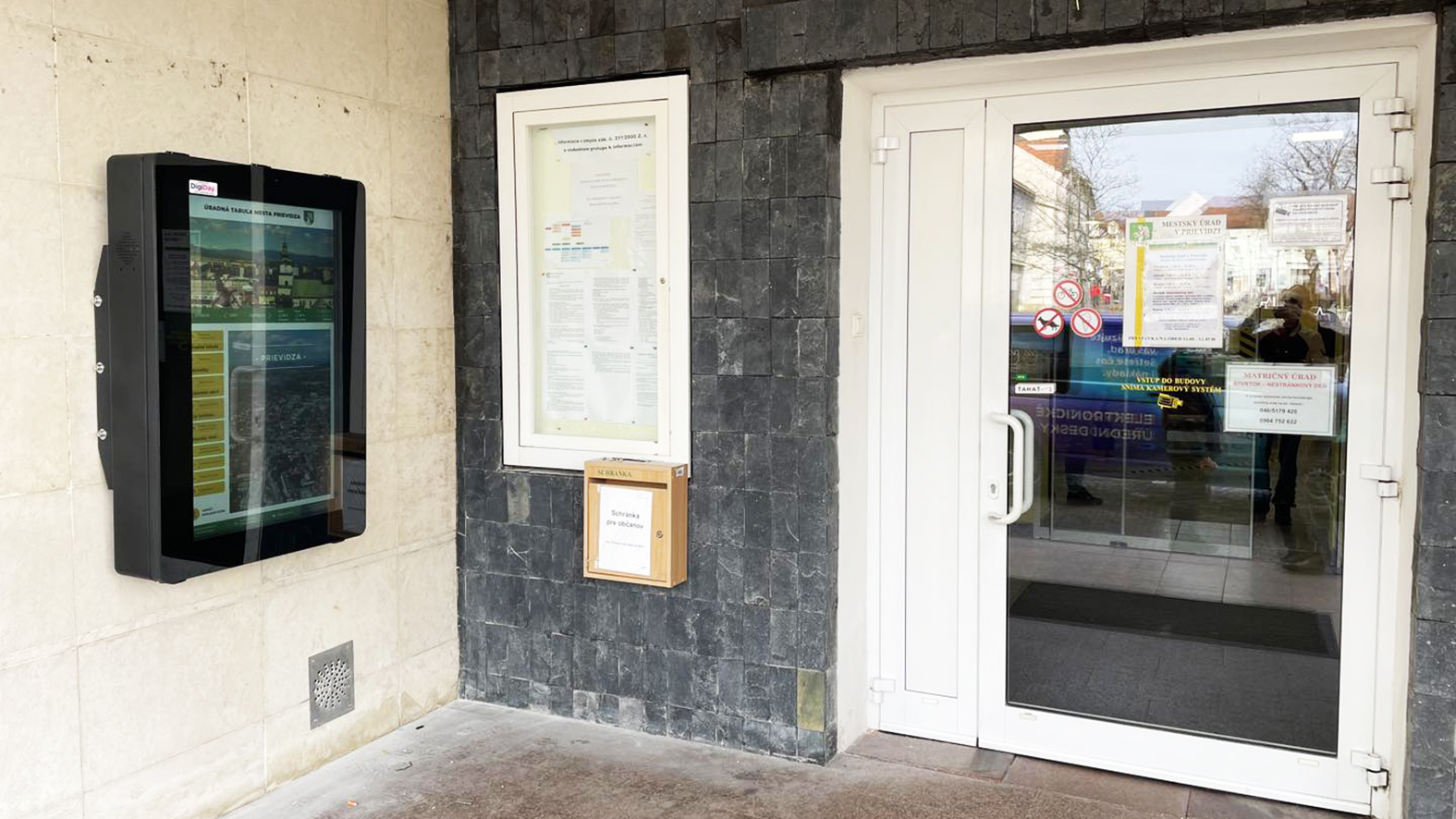 Existujúce tabule pred MsÚ v Prievidzi nahradila jedna digitálna