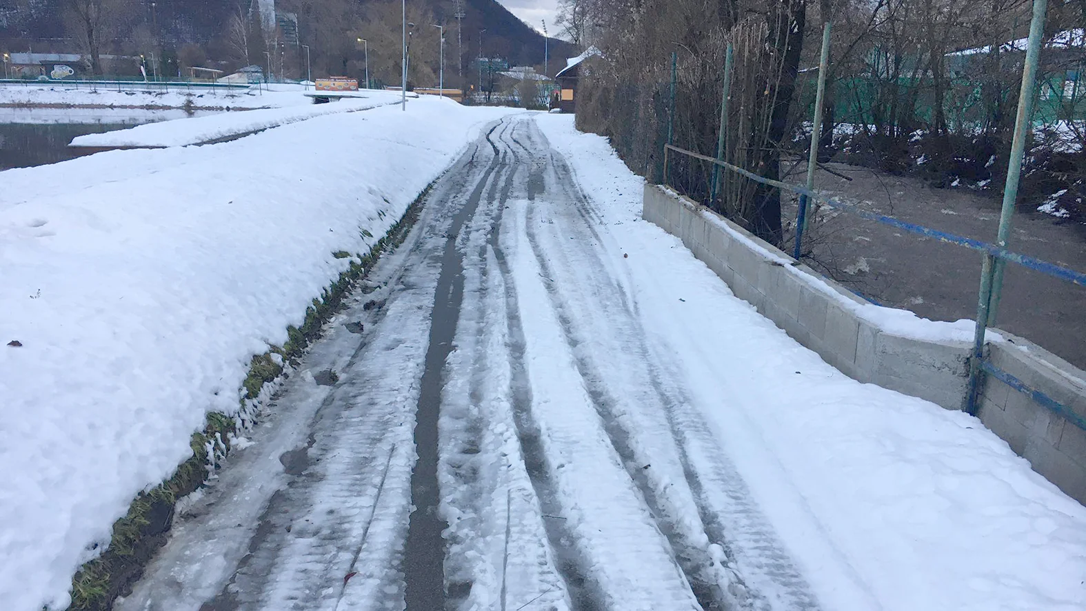 Bežkári si na pláži už nezalyžujú, zasnežili aspoň kopec pre deti