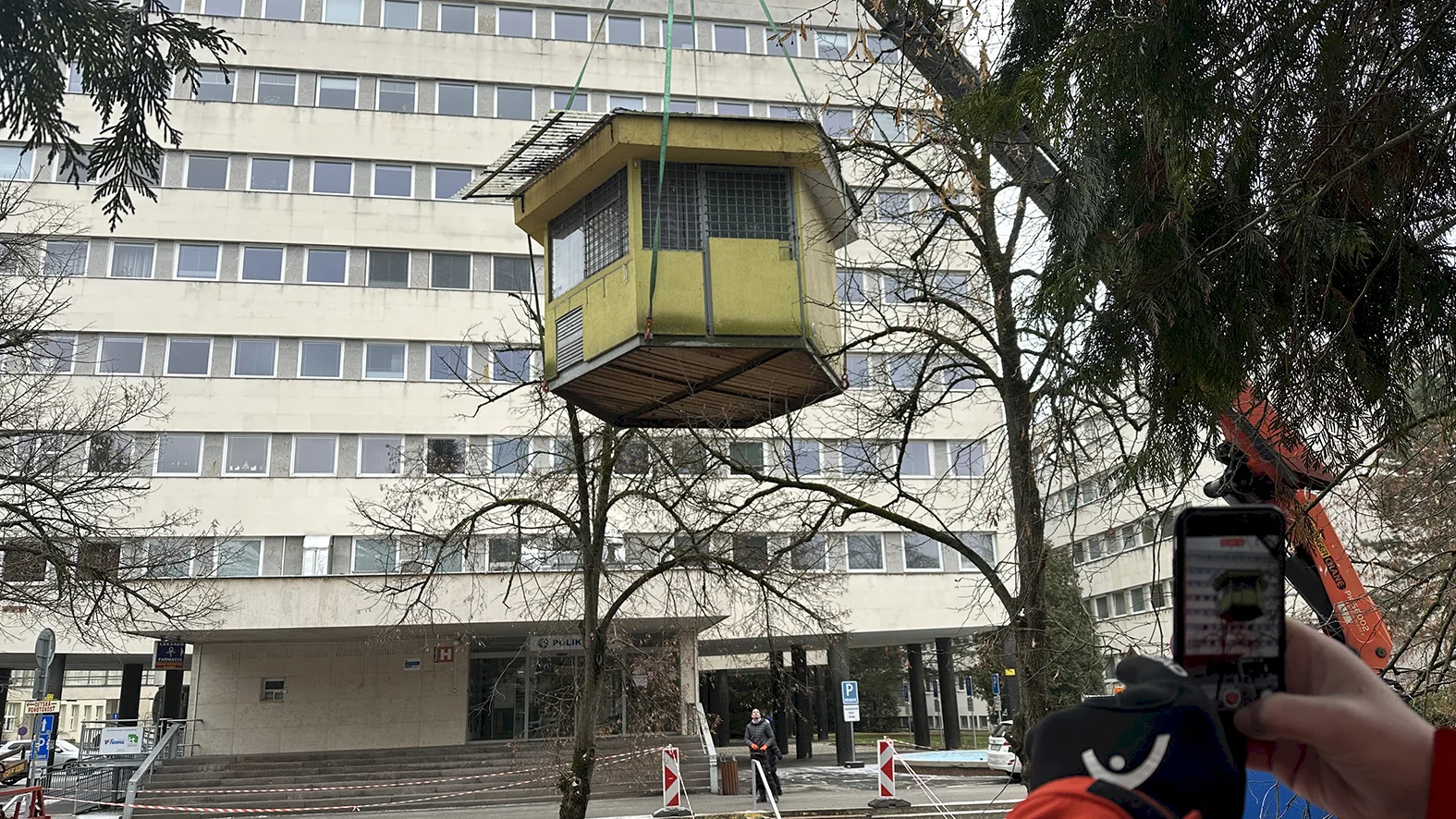 Chátrajúce stánky pri vstupe do žilinskej nemocnice sú minulosťou