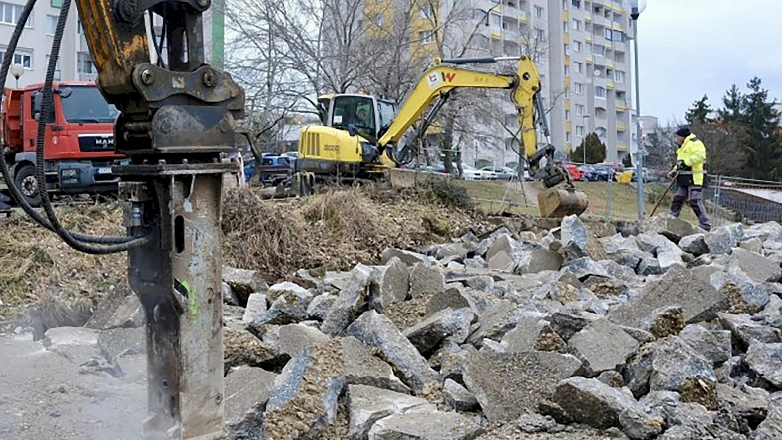V Karlovej Vsi búrajú staré parkovisko, vybudujú tam parkovací dom