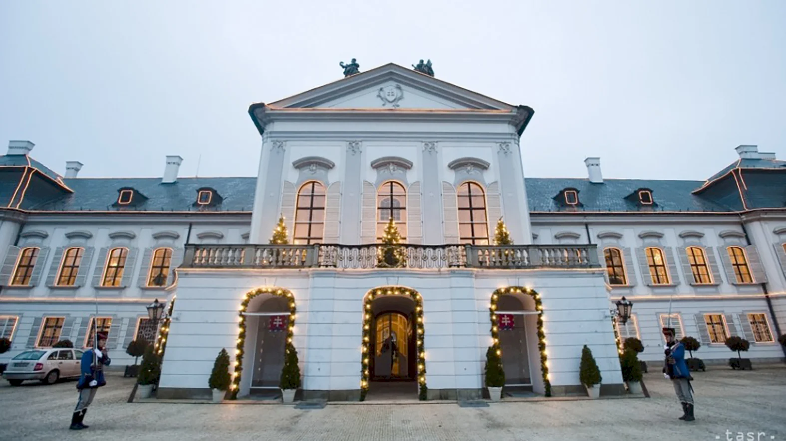 O prezidentský palác zabojuje oficiálne desať kandidátov