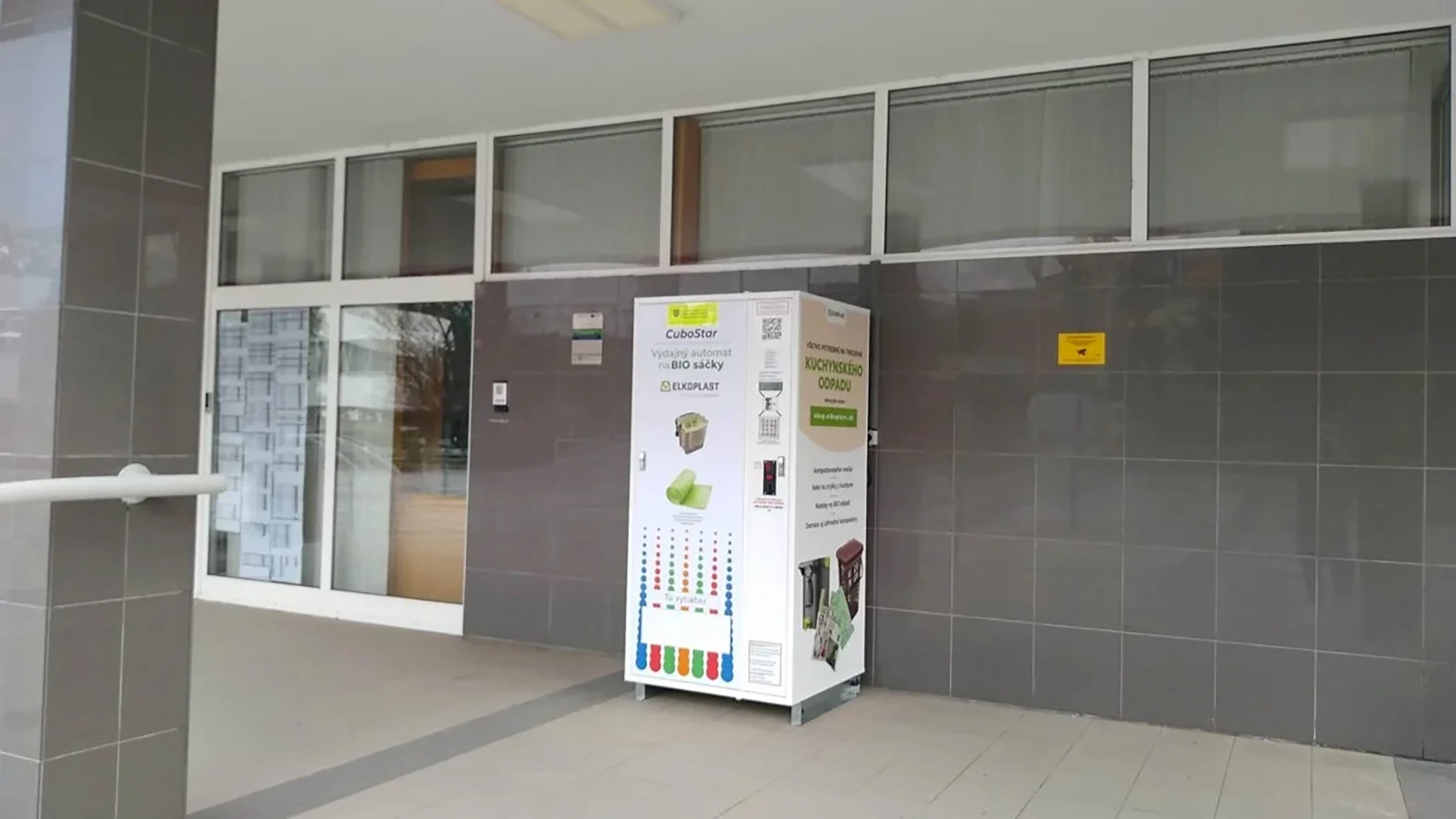 Pred radnicu umiestnili automat na rozložiteľné vrecká